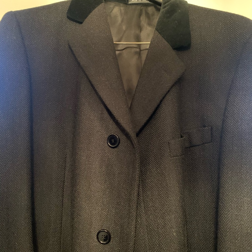 Made in Italy. 100 percent wool. Well made and well kept. Velvet collar.